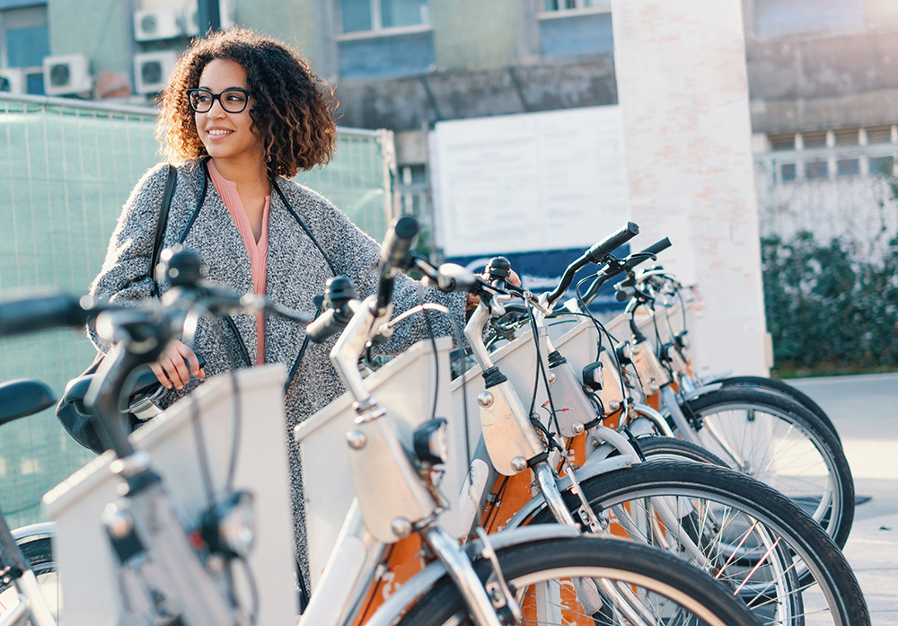 Eine Frau mit einem Fahrrad
