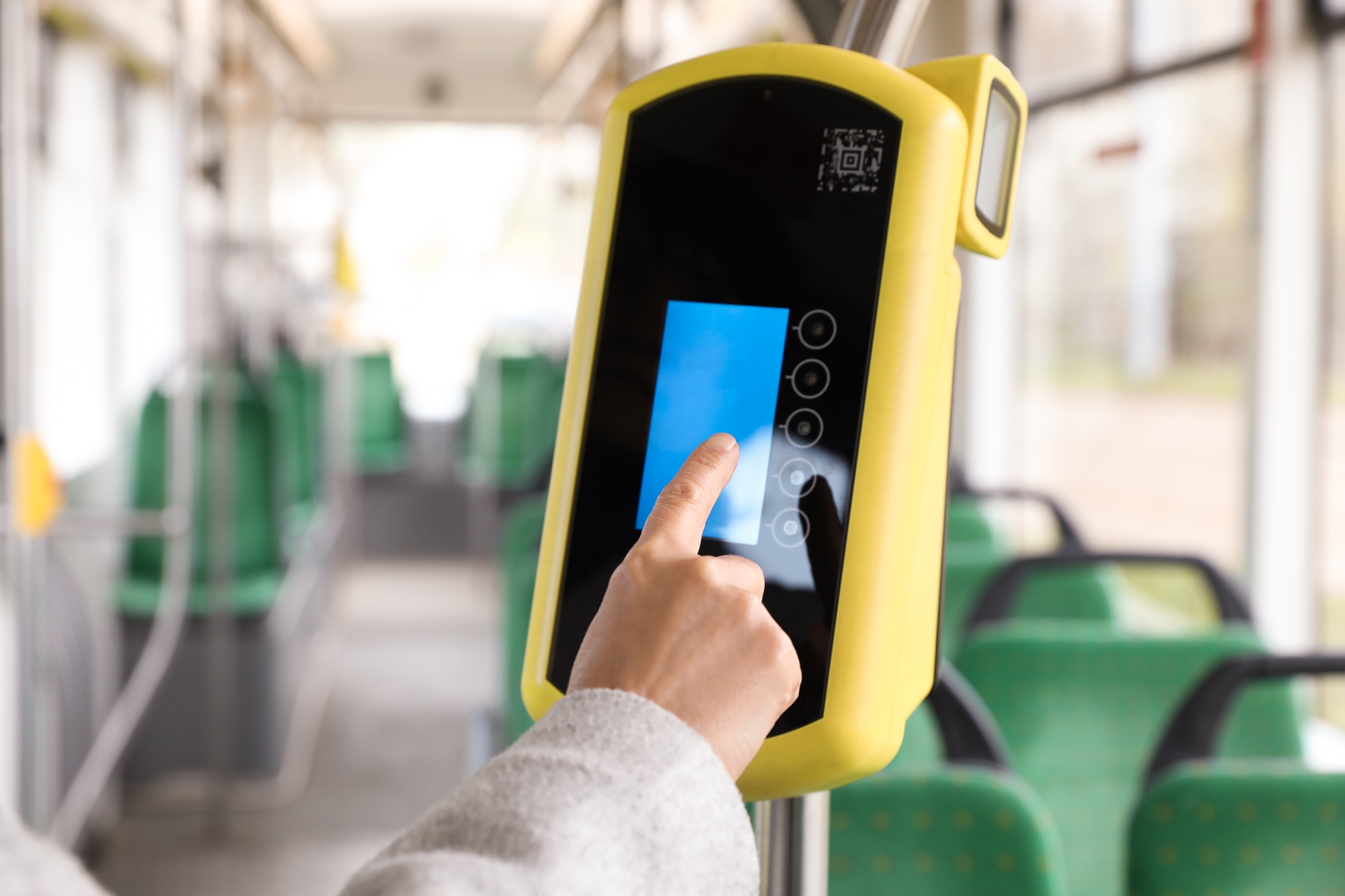 Ein Finger über einem Display